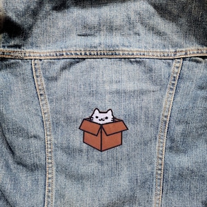 CAT IN BOX - Inspirational Patch Gestickt - Aufbügler für Rucksack, Geldbörse, Hut, Jacke, Kätzchen, Liebhaber, Geschenk, süß, Tier, Introvertiert