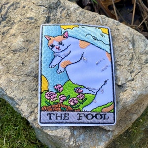 Tarot Karte Fat Cat Fool Patch gestickt Bügelbild Rucksack Geldbörse Hut Jacke lustige Katze Meme Humor Wicca Hexe Göttin Goth Natur Magie Okkult
