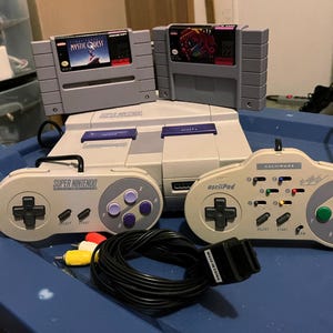 Usb C / Power Light Modded Super Nintendo (SNES) mit 2 Spielen, Controllern & AV-Kabel