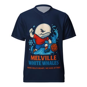 Peut inclure: T-shirt bleu marine à col en V avec une baleine blanche de dessin animé en chemise rouge et short bleu, jouant au football. Le t-shirt porte le texte "MELVILLE WHITE WHALES" et "FROM HELL'S HEART, WE KICK AT THEE!"