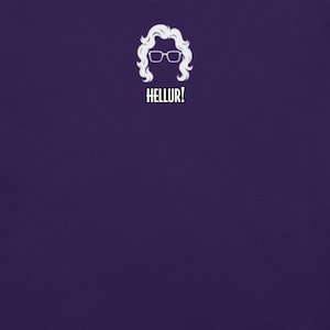 Könnte beinhalten: Ein lila T-Shirt mit einer weißen Illustration einer Person mit lockigem Haar und Brille. Das Wort "HELLUR!" ist unter der Illustration in einer fetten, serifenlosen Schriftart aufgedruckt. Das Design ist auf dem T-Shirt zentriert.