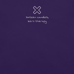 Puede incluir: Fondo morado oscuro con un diseño blanco en forma de cruz y el texto escrito a mano "sixteen candles, zero therapy". El diseño es minimalista y moderno.