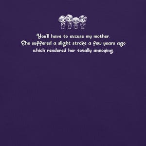 Puede incluir: Fondo morado oscuro con texto blanco y una pequeña ilustración de cuatro personajes de dibujos animados. El texto dice: "Tendrás que disculpar a mi madre. Sufrió un derrame cerebral leve hace unos años que la hizo totalmente molesta."