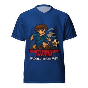 Op de afbeelding: Een marineblauw V-hals T-shirt met een cartoon illustratie van een jongen die voetbal speelt. De afbeelding bevat een raderstoomboot en de tekst "MIGHTY MISSISSIPPI ROVERS PADDLE! KICK! WIN!"