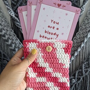 Manchon rose fait main au crochet, petit manchon pour cartes d'affirmation de soi/carnet de notes, cadeau unique pour un ami, crochet en coton respectueux de l'environnement