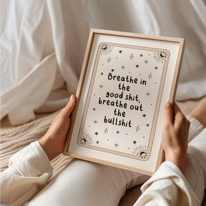 Breathe out the Bullshit Druck, Fluchnde Wandkunst, Himmlische Tarot Karte, Boho Schlafzimmer Dekor, Mystische Witchy Wohnkultur - Ungerahmt oder Digital
