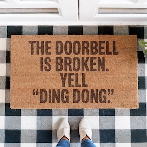 Doorbell Is Broken Doormat – Funny Engraved Coir Mat – Snarky Welcome Rug for Apartment, Front Porch or Housewarming Gift, Ding Dong Mat