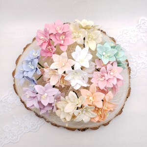 Juego de 5 o 50 flores de papel de lirios; Flores de papel de morera; Embellecimiento de álbumes de recortes; Flores hechas a mano; para artesanía; Flores De Boda