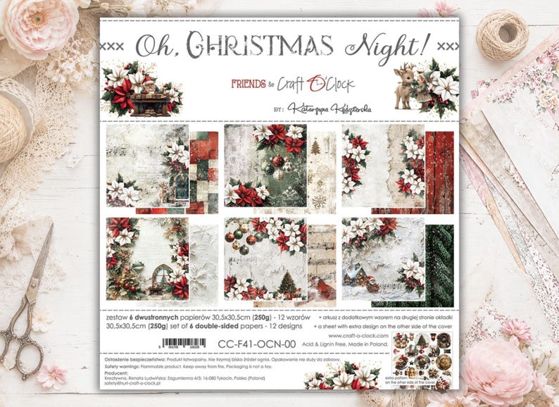 K&ouml;nnte beinhalten: Ein Set aus sechs doppelseitigen Bastelpapieren mit dem Titel Oh, Christmas Night! von Friends of Craft O'Clock. Die 30,5x30,5 cm gro&szlig;en B&ouml;gen zeigen festliche Illustrationen von Weihnachtssternen, Kugeln, Rentieren und Winterszenen in Rot, Gr&uuml;n und Wei&szlig;.