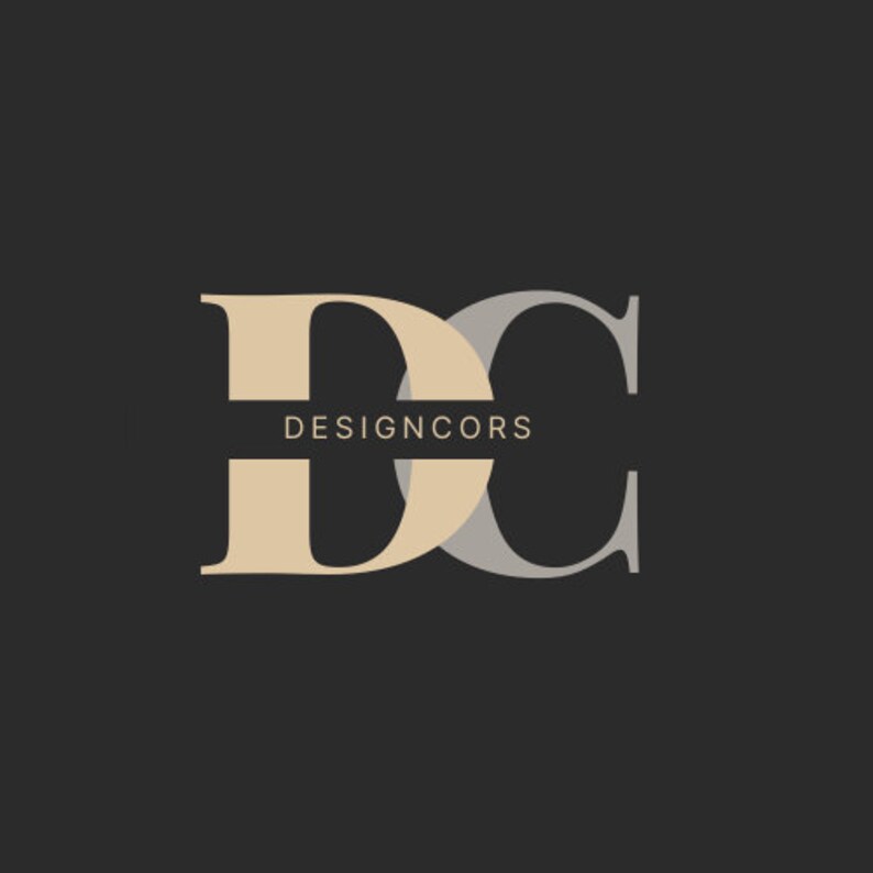 Pu&ograve; includere: Un logo per un'azienda chiamata "DESIGNCORS" con le lettere "D" e "C" sovrapposte. La "D" &egrave; beige e la "C" &egrave; grigia.