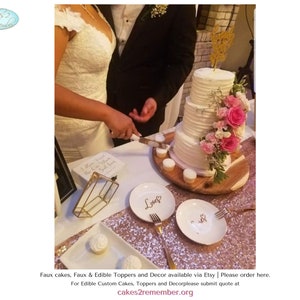 Weiße Hochzeitstorte mit weißen und rosa Rosen | Fake Torte | Benutzerdefinierte Faux Torte | Schaumtorte | Fotoshooting Prop | Künstlicher Kuchen