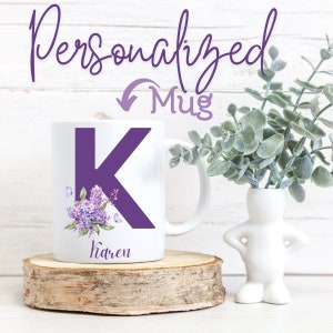 Taza personalizada con monograma, flor lila y morada, nombre, cumpleaños, taza personalizada con letras iniciales, taza con alfabeto floral de acuarela, taza para amantes del té, el cacao y el café