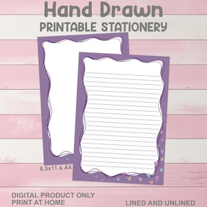 Pode incluir: Duas folhas de papelaria imprimível com uma borda roxa ondulada. Uma folha é pautada, a outra é em branco. O texto "Hand Drawn Printable Stationery" está no topo. As dimensões são 8,5x11 e A4. O texto inferior diz "Digital Product Only Print at Home Lined and Unlined".