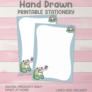 Peut inclure: Deux feuilles de papeterie imprimable avec une bordure en grille bleu clair. Les feuilles présentent une illustration de grenouille avec un papillon et une fleur de lotus. Le texte "Hand Drawn Printable Stationery" est en haut. Le texte du bas indique "DIGITAL PRODUCT ONLY PRINT AT HOME" et "LINED AND UNLINED".