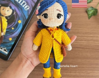 Può includere: Bambola all'uncinetto fatta a mano di un personaggio del libro e del film "Coraline". La bambola ha i capelli blu, un cappotto giallo, pantaloni blu e stivali gialli. La bambola è alta circa 15 cm.