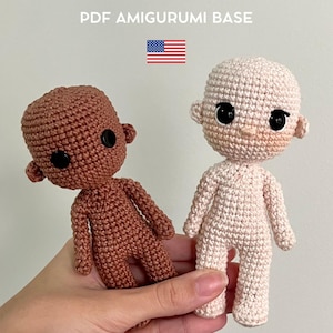 Könnte beinhalten: Zwei gehäkelte Amigurumi-Puppenbasen, eine braune und eine cremefarbene, mit schwarzen Knopfaugen. Die Puppen werden vor einem neutralen Hintergrund gezeigt. Der Text oben lautet "PDF AMIGURUMI BASE" mit einer amerikanischen Flagge. Das Design stammt von Elisa Almeida.