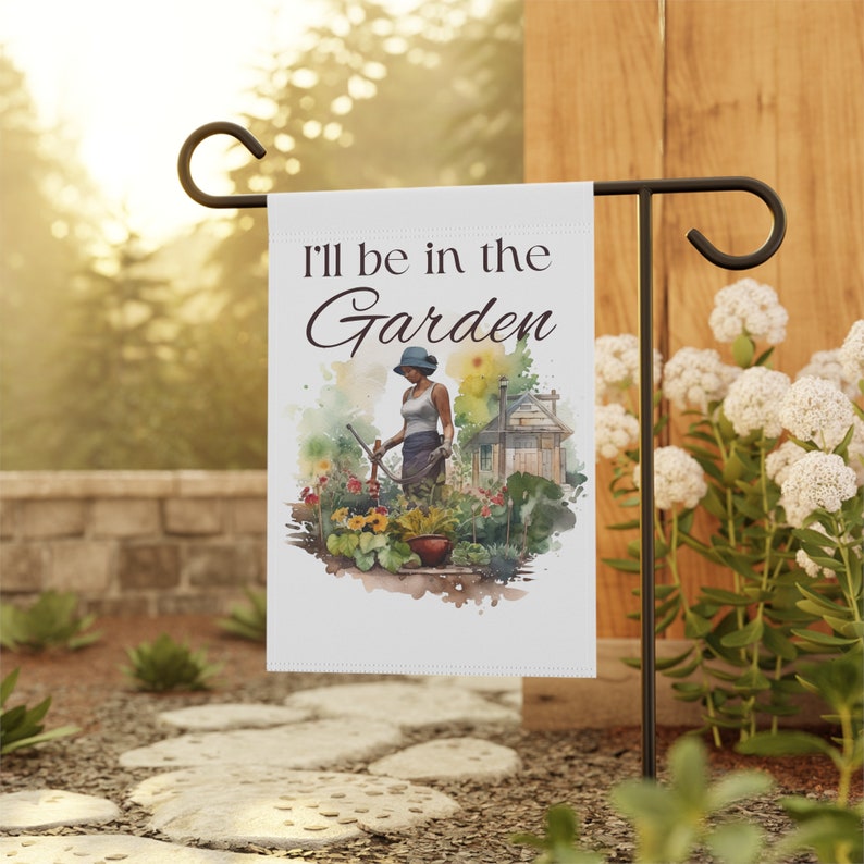 Banner I'll Be in the Garden, Black Girl Garden, Black Gardener, Urban Farm Decor, Plant Mom Flag, Black Owned Shop, Tuincadeau afbeelding 2
