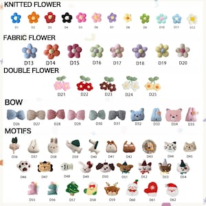 Pu&ograve; includere: Una variet&agrave; di piccoli abbellimenti in tessuto e maglia, tra cui fiori, fiocchi e motivi animali. La tavolozza dei colori comprende blu, arancione, rosso, rosa e verde. L'immagine include anche il testo "KNITTED FLOWER", "FABRIC FLOWER", "DOUBLE FLOWER", "BOW" e "MOTIFS".