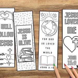 Puede incluir: Cuatro marcapáginas en blanco y negro con temas religiosos. Uno dice "I WILL FOLLOW JESUS" con una cruz, un corazón y las palabras "faith, love, hope". Otro dice "JESUS IS ALIVE" con libros apilados. El tercero dice "FOR GOD SO LOVED THE WORLD" con un globo terráqueo y un libro abierto. El último dice "JESUS LOVES ME" con un corazón y una cruz.