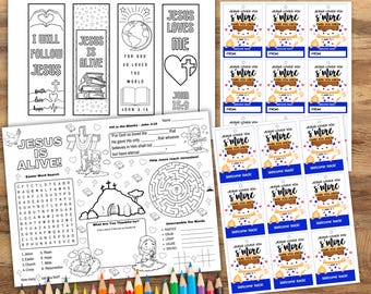 Op de afbeelding: Een verzameling christelijk gethematiseerde items, waaronder bladwijzers met religieuze zinnen en illustraties, werkbladen met doolhoven en woordzoekers, en cadeaulabels met een s'more-afbeelding. De items zijn voornamelijk zwart-wit met enkele blauwe accenten.