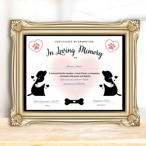 Könnte beinhalten: Gerahmte Einäscherungsurkunde mit dem Text "In Loving Memory" und dem Namen "Bronx Junior". Das Design umfasst schwarze Hunde-Silhouetten, Pfotenabdrücke und eine Knochengrafik. Das Datum ist der 10. September 2025.