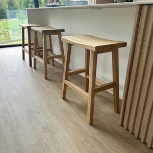 Massief houten barkruk – minimalistisch design, keukenkruk met natuurlijke afwerking