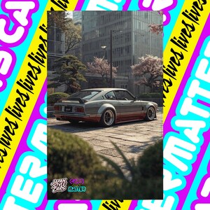 Könnte beinhalten: Ein graues und rotes Oldtimer-Sportwagen steht auf einem Kopfsteinpflaster. Das Auto hat einen Spoiler und Spezialräder. Der Hintergrund zeigt eine Skyline, Bäume und den Text "Japan Cars Style Cars Matter".