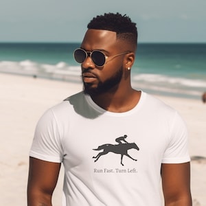 Ren snel. Sla linksaf. Uniseks t-shirt voor paardenraces