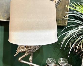 Lampada da tavolo antica a forma di fenicottero in argento con paralume color salvia sfumato