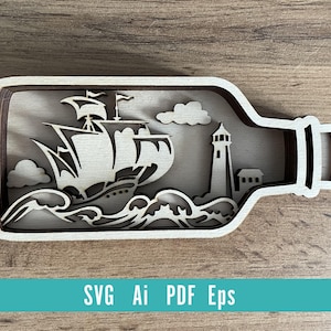 Könnte beinhalten: Nautische Holz-Kunstwerk in Form einer Flasche. Das Design zeigt ein Schiff, das auf Wellen segelt, einen Leuchtturm und Wolken. Das Kunstwerk enthält den Text "SVG Ai PDF Eps" in einem türkisfarbenen Banner.