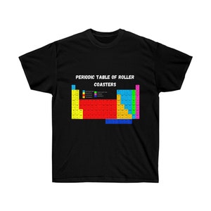 以下が含まれることがあります： ローラーコースターの周期表が白で描かれた黒いTシャツ。グラフィックは、さまざまな種類のローラーコースターを表す、さまざまな色の正方形で構成されたカラフルなデザインです。