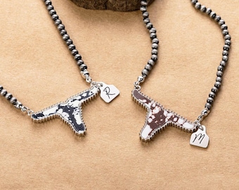 Gepersonaliseerde Navajo-parelketting koeienkop met initiaal veelabel | Op maat gemaakte westerse sieraden, verjaardagscadeau voor koeienliefhebbers