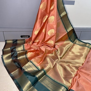 Elegante perzikkleurige banarasi zijden sari: lichtgewicht feestkleding