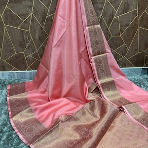 Handgemaakte sari van semi-zijden Banarasi: traditionele sari voor bruiloftsontwerpers met gestikte blouse