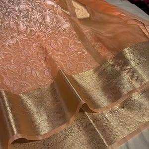 Elegante zijden sari met banarasi-organzaborduurwerk: feestkleding