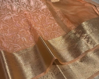 Élégant sari en soie avec broderie en organza de Banarasi : tenues de soirée pour mariage