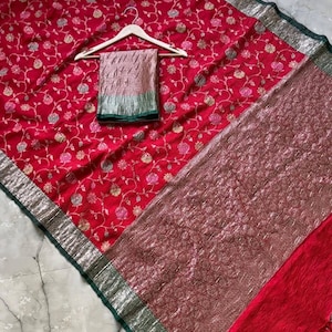 Saree in seta Banarasi rossa: tessitura floreale Zari argento, camicetta in broccato