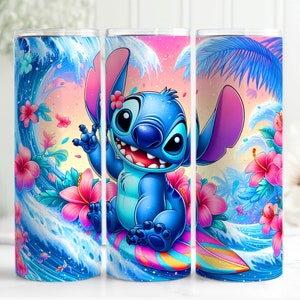 K&ouml;nnte beinhalten: Ein blauer und lila Stitch-Charakter aus Lilo & Stitch reitet auf einem Surfbrett auf einer Welle mit rosa und wei&szlig;en tropischen Blumen. Der Hintergrund ist ein rosa und blauer Sonnenuntergang mit Palmen.