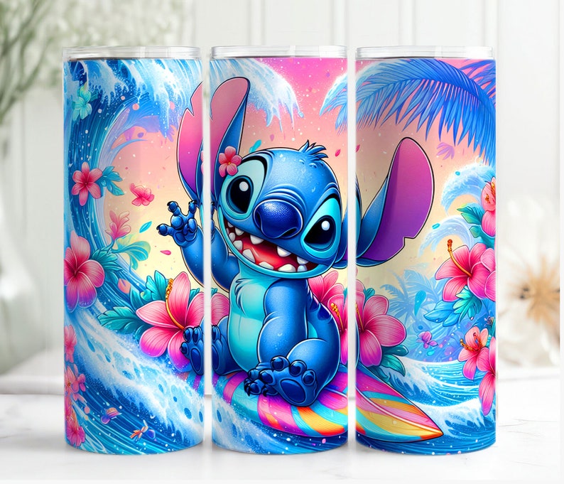 K&ouml;nnte beinhalten: Ein blauer und lila Stitch-Charakter aus Lilo & Stitch reitet auf einem Surfbrett auf einer Welle mit rosa und wei&szlig;en tropischen Blumen. Der Hintergrund ist ein rosa und blauer Sonnenuntergang mit Palmen.