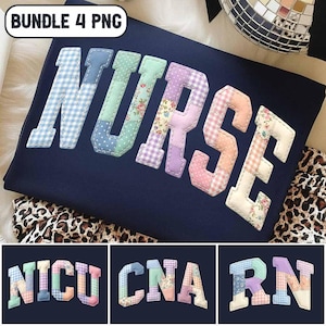 Könnte beinhalten: Marineblaues T-Shirt mit dem Wort "NURSE" in Patchwork-Buchstaben. Die Buchstaben bestehen aus verschiedenen gemusterten Stoffen, darunter Vichy- und Blumendrucke. Darunter die Wörter "NICU", "CNA" und "RN" im gleichen Stil.