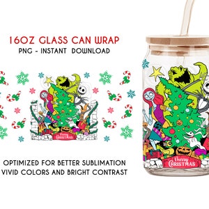Può includere: Un involucro per lattina di vetro trasparente con coperchio e cannuccia in bambù, con un design colorato di personaggi di Nightmare Before Christmas. Il design include un albero di Natale, Jack Skellington, Sally e il testo "Merry Christmas". È visibile anche il testo "16OZ GLASS CAN WRAP".