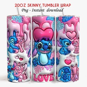 K&ouml;nnte beinhalten: Ein 20oz Skinny Tumbler Wrap mit einem pink-, blau- und wei&szlig;en Design mit Stitch und Angel aus Lilo & Stitch. Das Design enth&auml;lt Herzen, Bl&auml;tter und das Wort "LOVE".