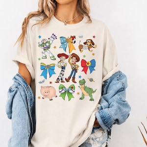 Coquette Toy Story png, Coquette Bow png, Toy Story-shirt, Disney Friends-sublimatieontwerp, Woody Buzz Jessie Hamm T-Rex-T-shirt afbeelding 19