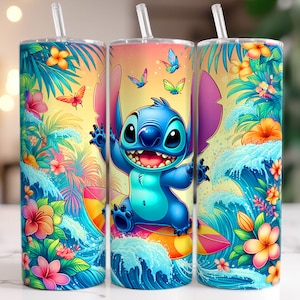 Pu&ograve; includere: Un set di tre bicchieri in acciaio inossidabile con un personaggio Stitch blu che fa surf su un'onda con fiori tropicali e farfalle. I bicchieri sono un ottimo modo per gustare la tua bevanda preferita.
