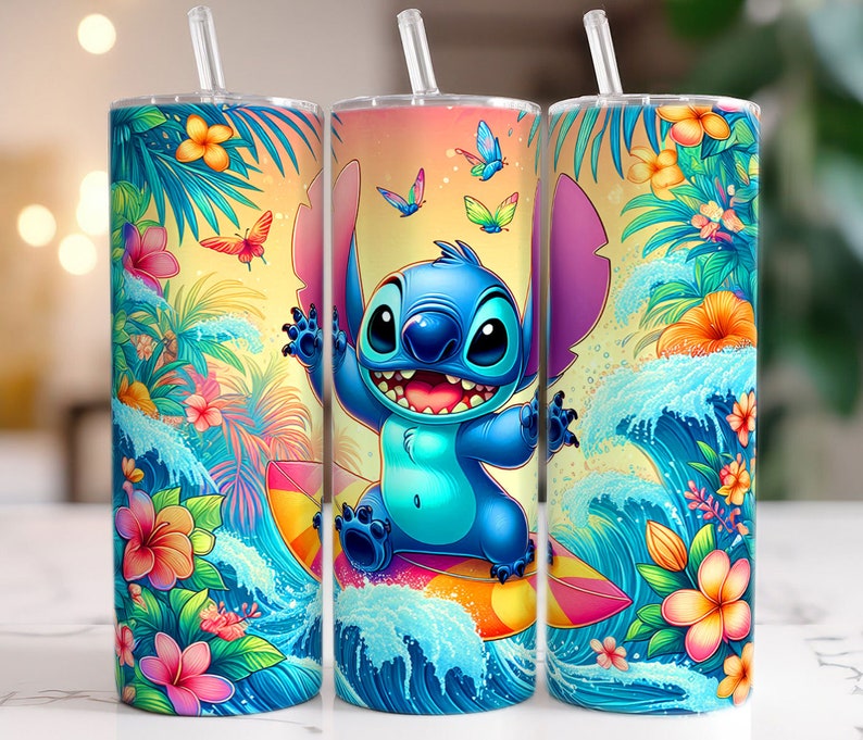Pu&ograve; includere: Un set di tre bicchieri in acciaio inossidabile con un personaggio Stitch blu che fa surf su un'onda con fiori tropicali e farfalle. I bicchieri sono un ottimo modo per gustare la tua bevanda preferita.