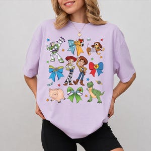 Coquette Toy Story png, Coquette Bow png, Toy Story-shirt, Disney Friends-sublimatieontwerp, Woody Buzz Jessie Hamm T-Rex-T-shirt afbeelding 16