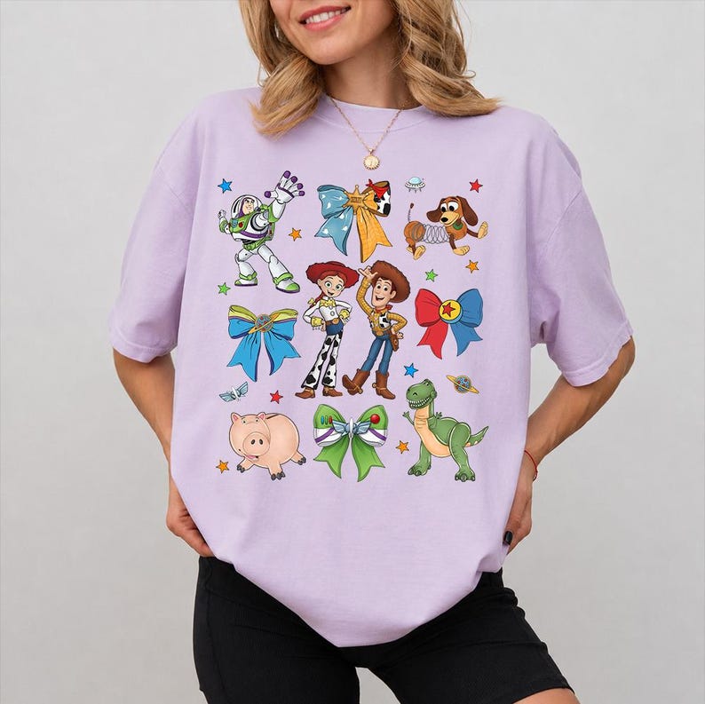 Coquette Toy Story png, Coquette Bow png, Toy Story-shirt, Disney Friends-sublimatieontwerp, Woody Buzz Jessie Hamm T-Rex-T-shirt afbeelding 16