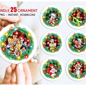 Op de afbeelding: Een bundel van 25 kerstversieringen met Disney-personages. De ornamenten zijn rond met een witte achtergrond, een rood-zwart geruit patroon en een groene krans met lichtslingers. De tekst "BUNDLE 25 ORNAMENT PNG - INSTANT DOWNLOAD" is zichtbaar.