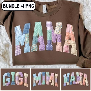 Op de afbeelding: Een bruine sweatshirt met het woord "MAMA" in patchwork letters. De letters zijn gemaakt van verschillende stoffen met patronen, waaronder bloemen, ruitjes en stippen. De afbeelding bevat ook de woorden "GIGI", "MIMI" en "NANA" in patchwork letters.
