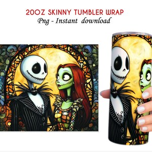 Puede incluir: Una envoltura para vaso skinny de 20 oz con una ilustraci&oacute;n de estilo vitral de Jack Skellington y Sally de la pel&iacute;cula Pesadilla antes de Navidad. El dise&ntilde;o est&aacute; en tonos de verde, negro, blanco y rojo.